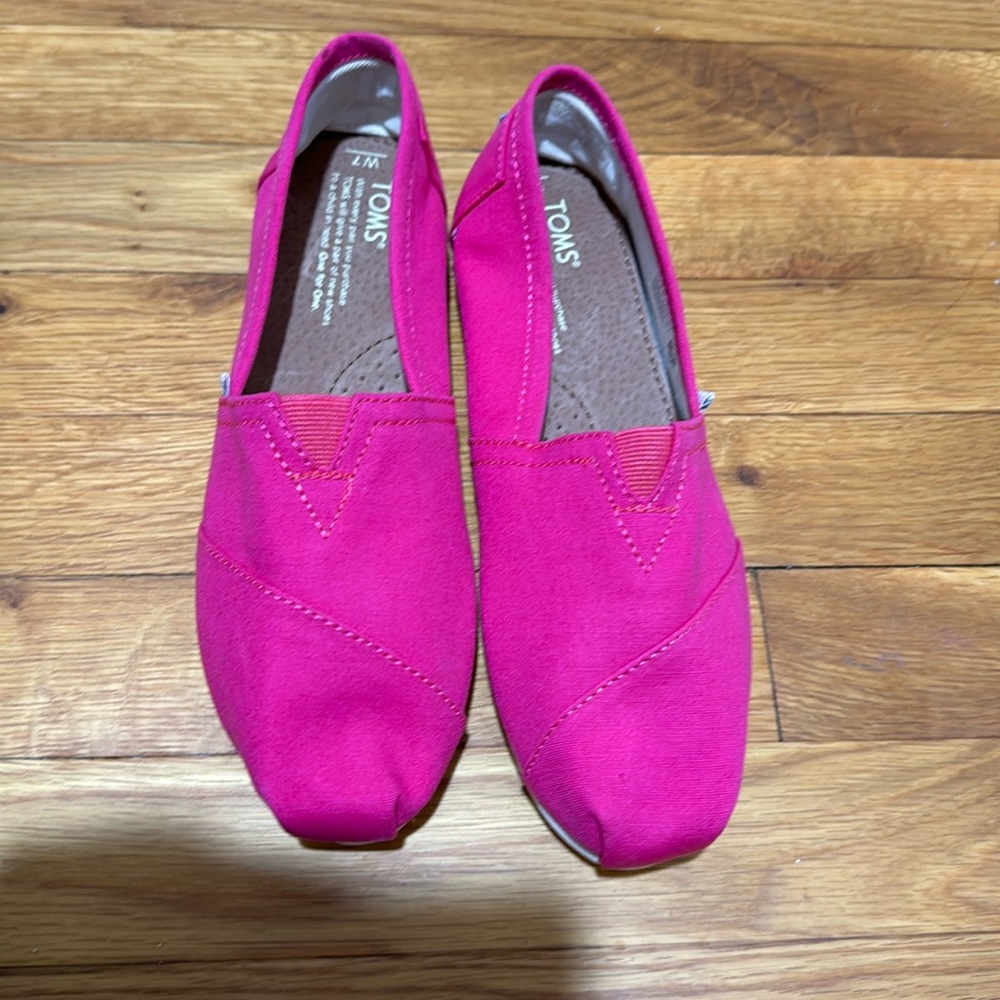 Nwt size 7 color fuschia canvas